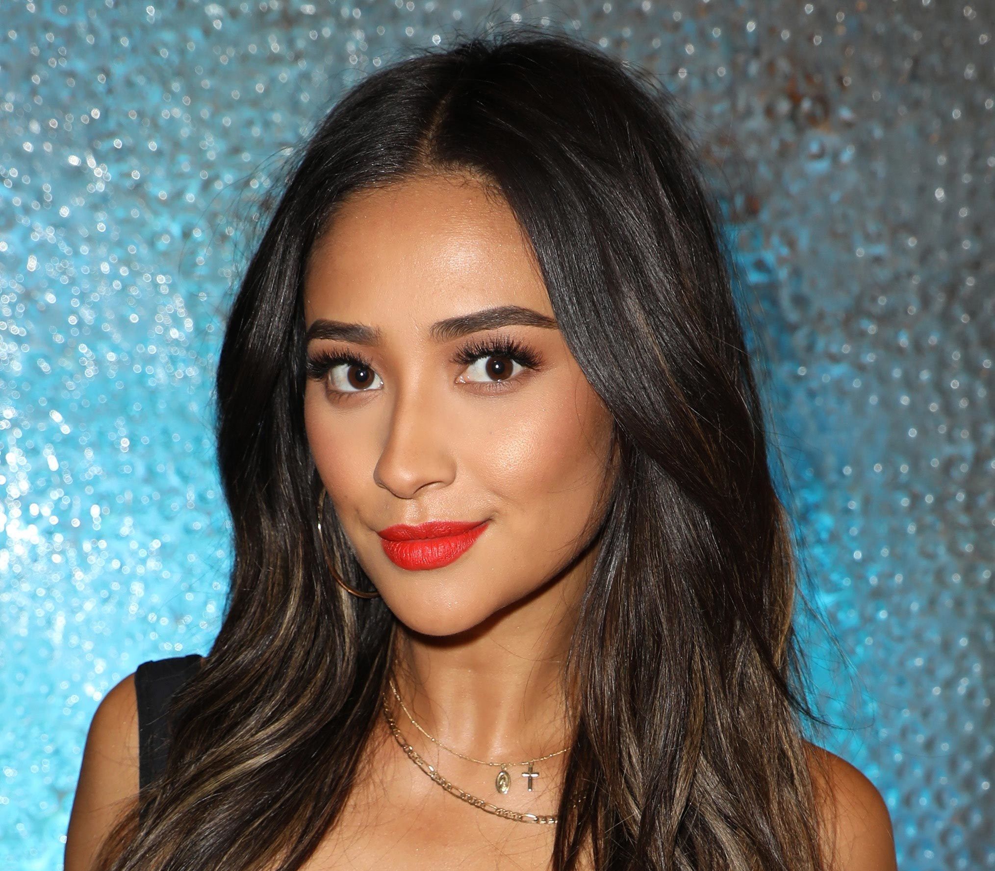 Shay Mitchell : L’actrice de Pretty Little Liars court topless dans les rues de LA