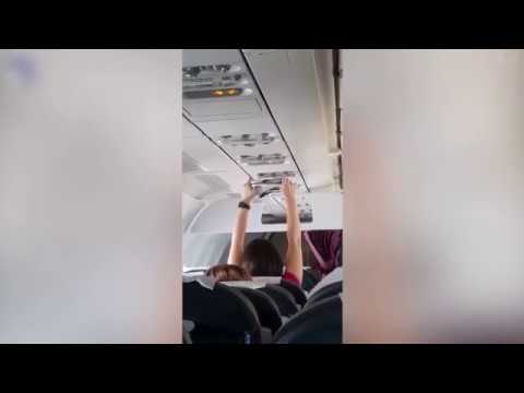 Sans-gêne ! Une femme fait sécher sa petite culotte... dans l'avion !