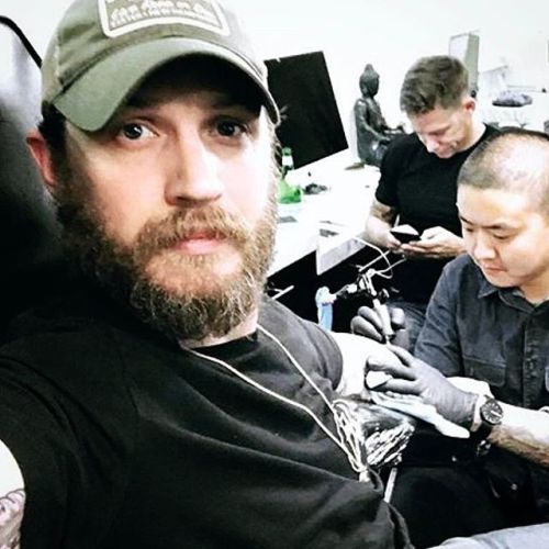 Pourquoi Tom Hardy s'est fait tatouer le nom de Leonardo DiCaprio