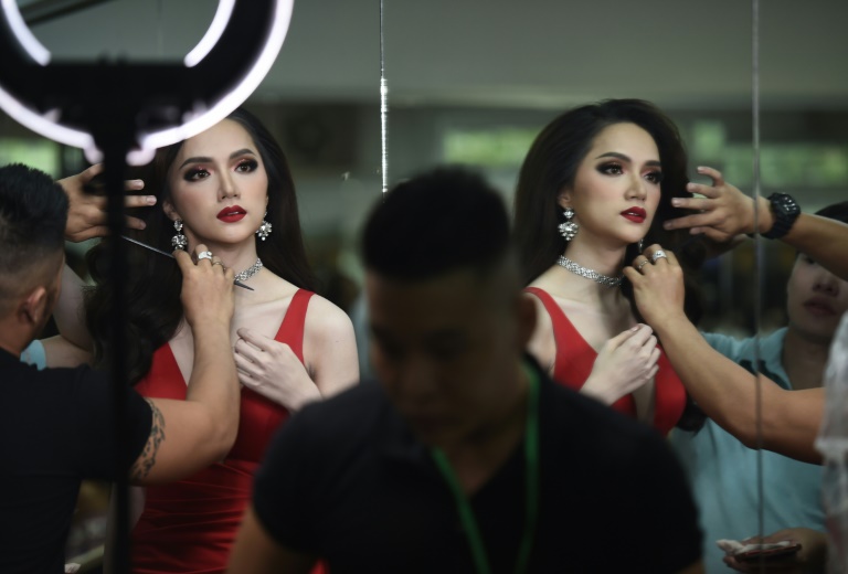 Une Vietnamienne sacrée reine de beauté transgenre en Thaïlande