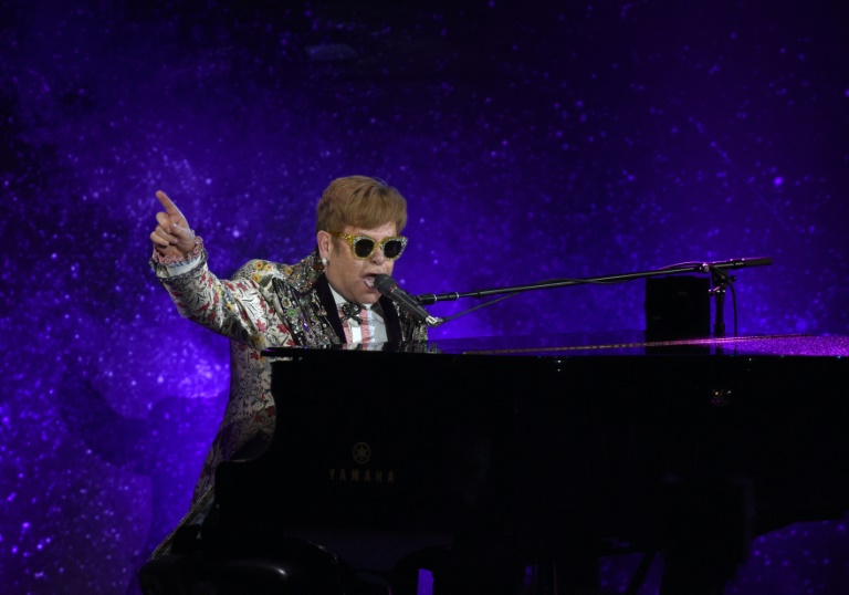 Elton John craque en live : Il hurle sur ses fans et quitte la scène !