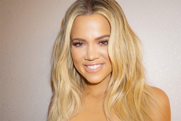 Khloé Kardashian : son superbe baby bump dans sa minirobe à paillettes