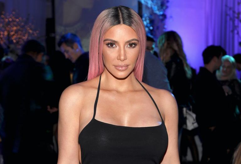 Quand Kim Kardashian mange ses nouilles... topless !