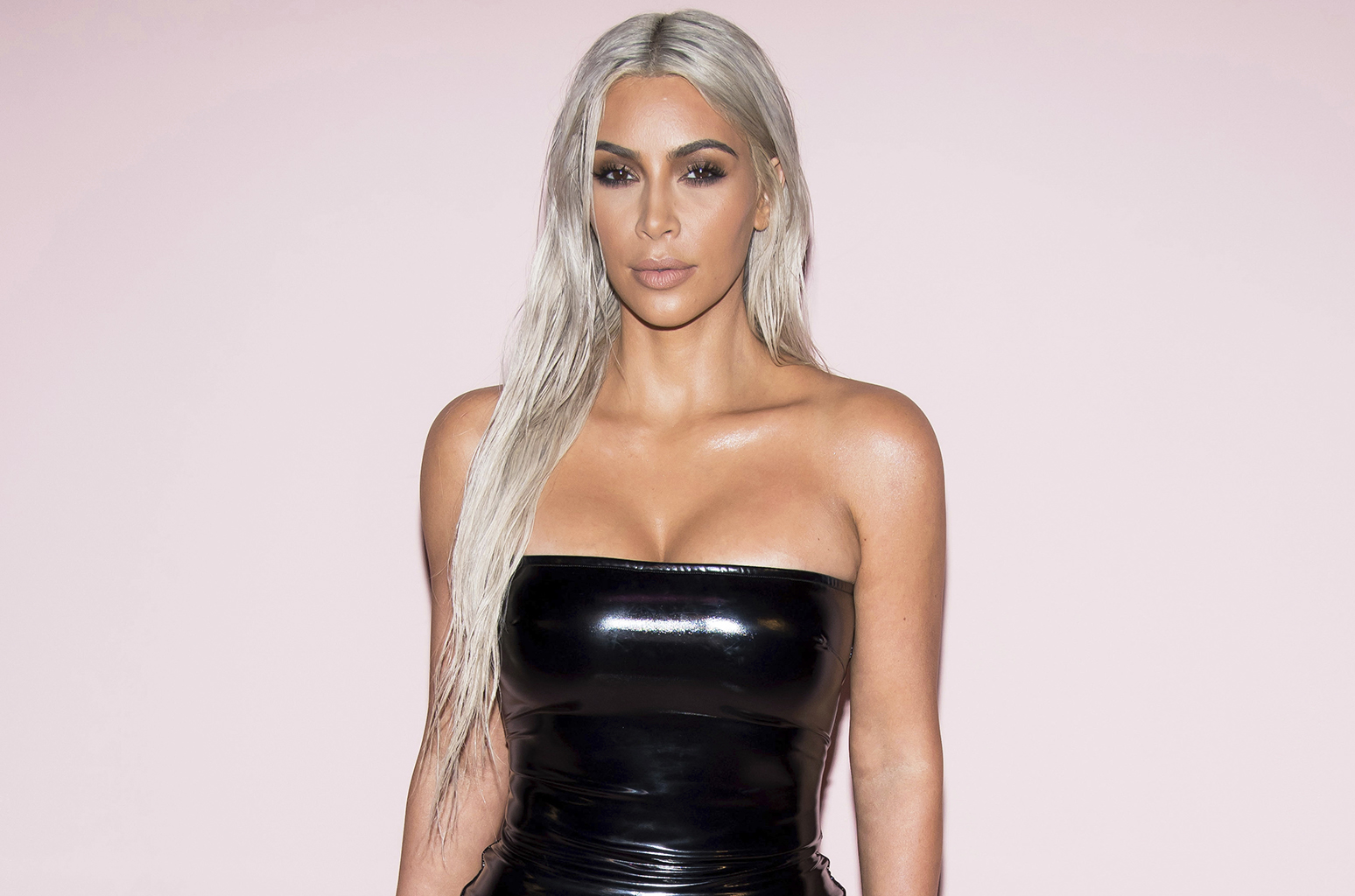Kim Kardashian choque les internautes en posant avec un serpent " tatoué "