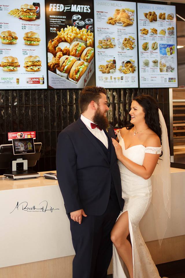 Ils vont directement chez KFC après leur mariage pour une séance photo des plus insolites