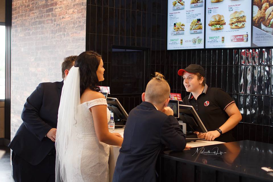 Ils vont directement chez KFC après leur mariage pour une séance photo des plus insolites