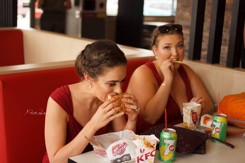 Ils vont directement chez KFC après leur mariage pour une séance photo des plus insolites