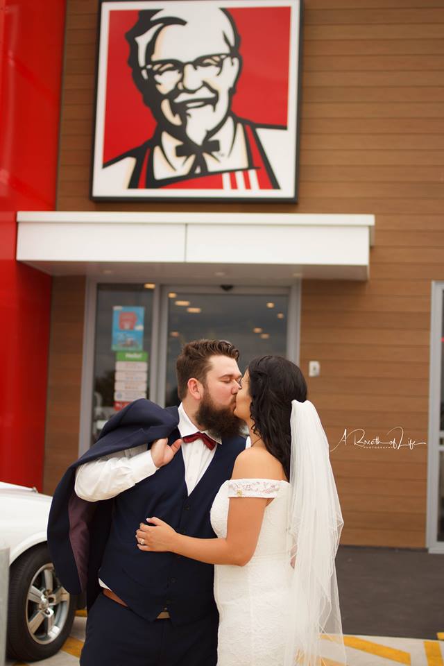 Ils vont directement chez KFC après leur mariage pour une séance photo des plus insolites