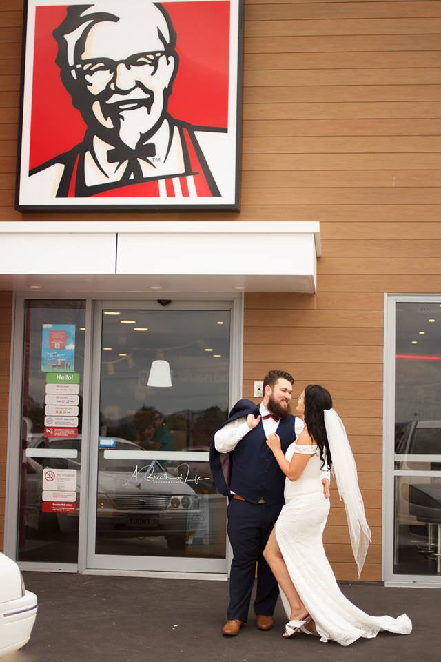 Ils vont directement chez KFC après leur mariage pour une séance photo des plus insolites