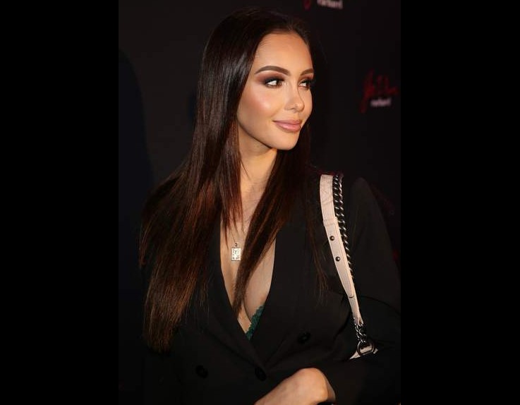 Nabilla victime d'un accident de soutien-gorge : Elle dévoile un téton sans s'en rendre compte !