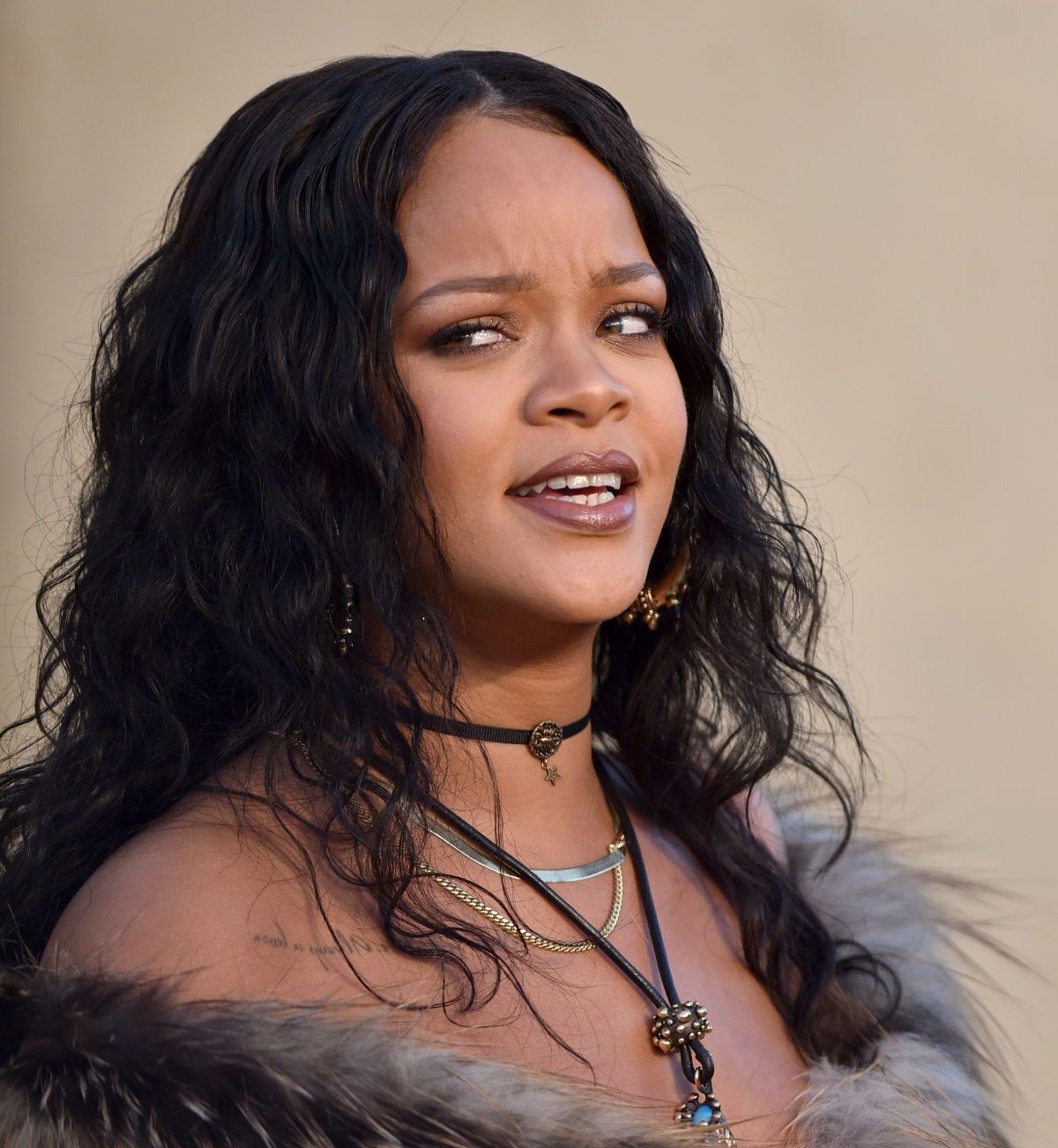 Snapchat : Le réseau social indigne en proposant de « gifler » Rihanna
