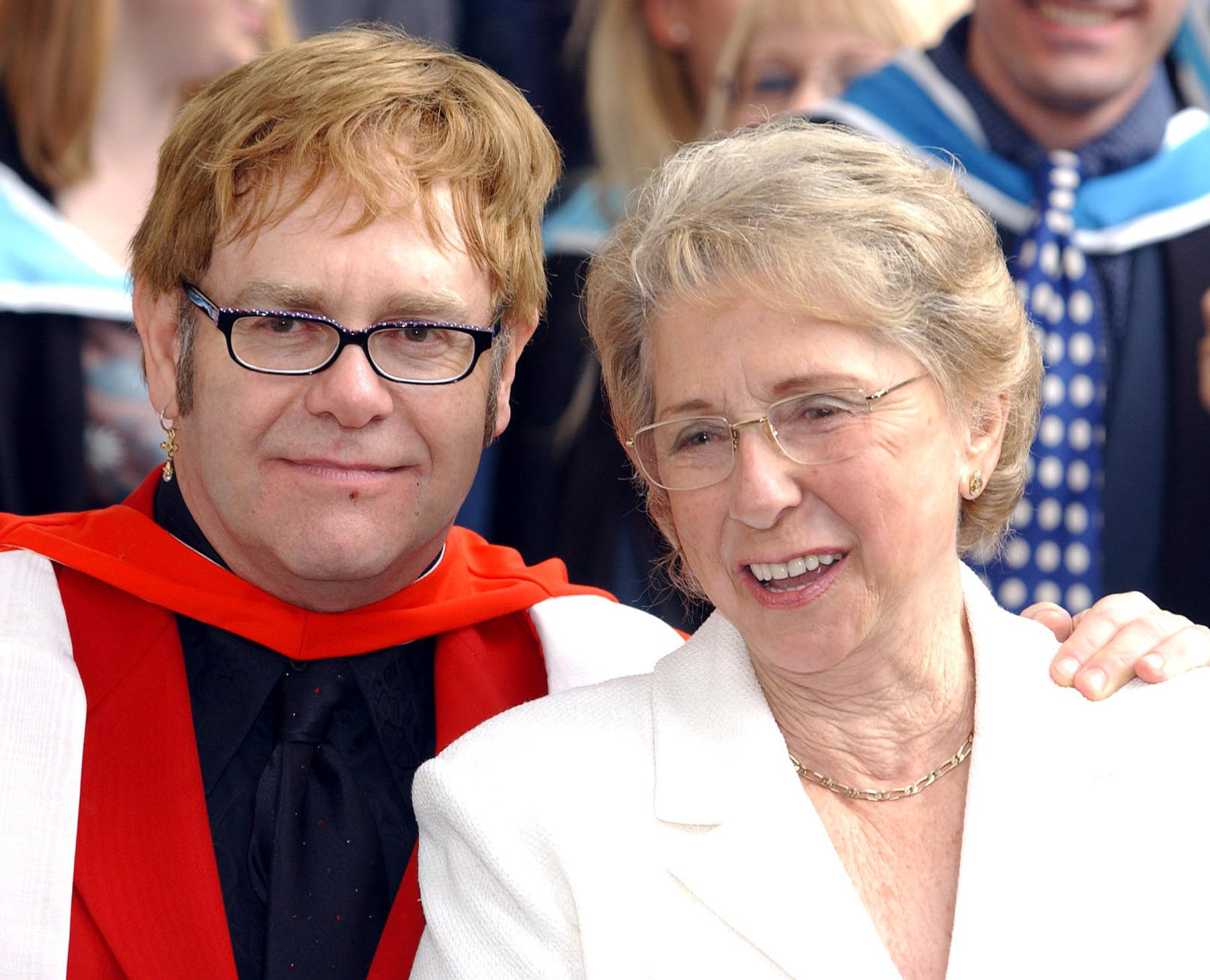 Elton John a lui aussi été déshérité par sa propre mère !