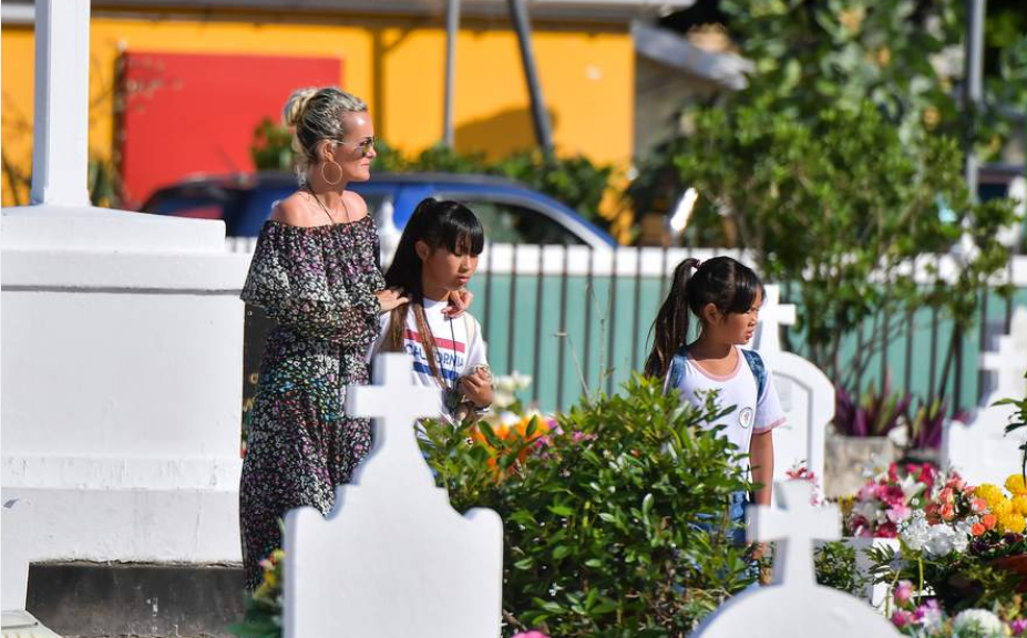 Laeticia Hallyday de retour à Saint-Barth : Elle retrouve le sourire grâce à ses amis