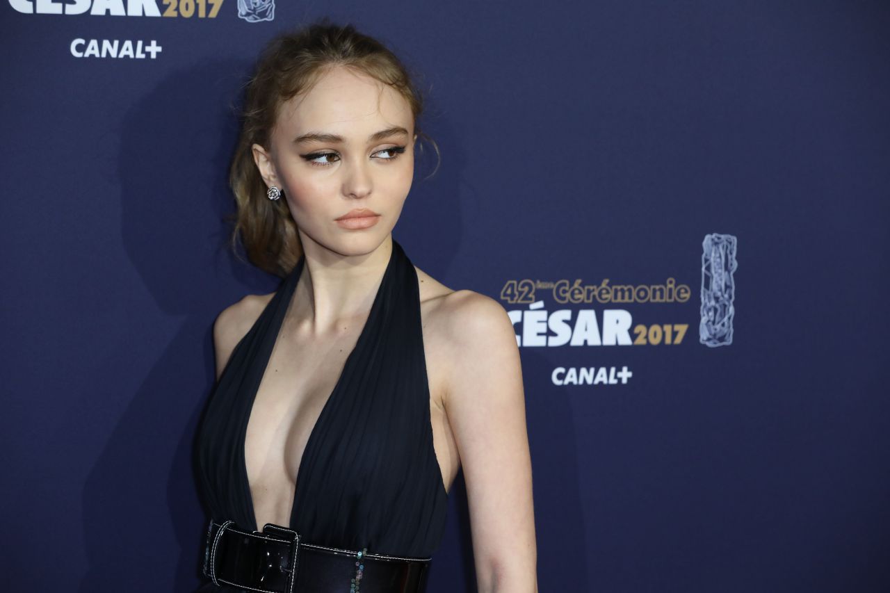 Lily-Rose Depp enflamme la Toile avec son side-boob !