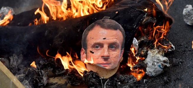 Emmanuel Macron : des manifestants brûlent un mannequin à son effigie