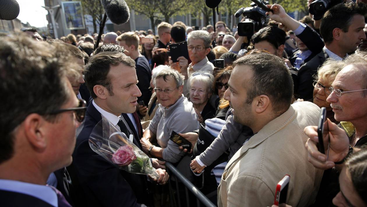 Un retraité en garde à vue après avoir fait un doigt d’honneur à Macron