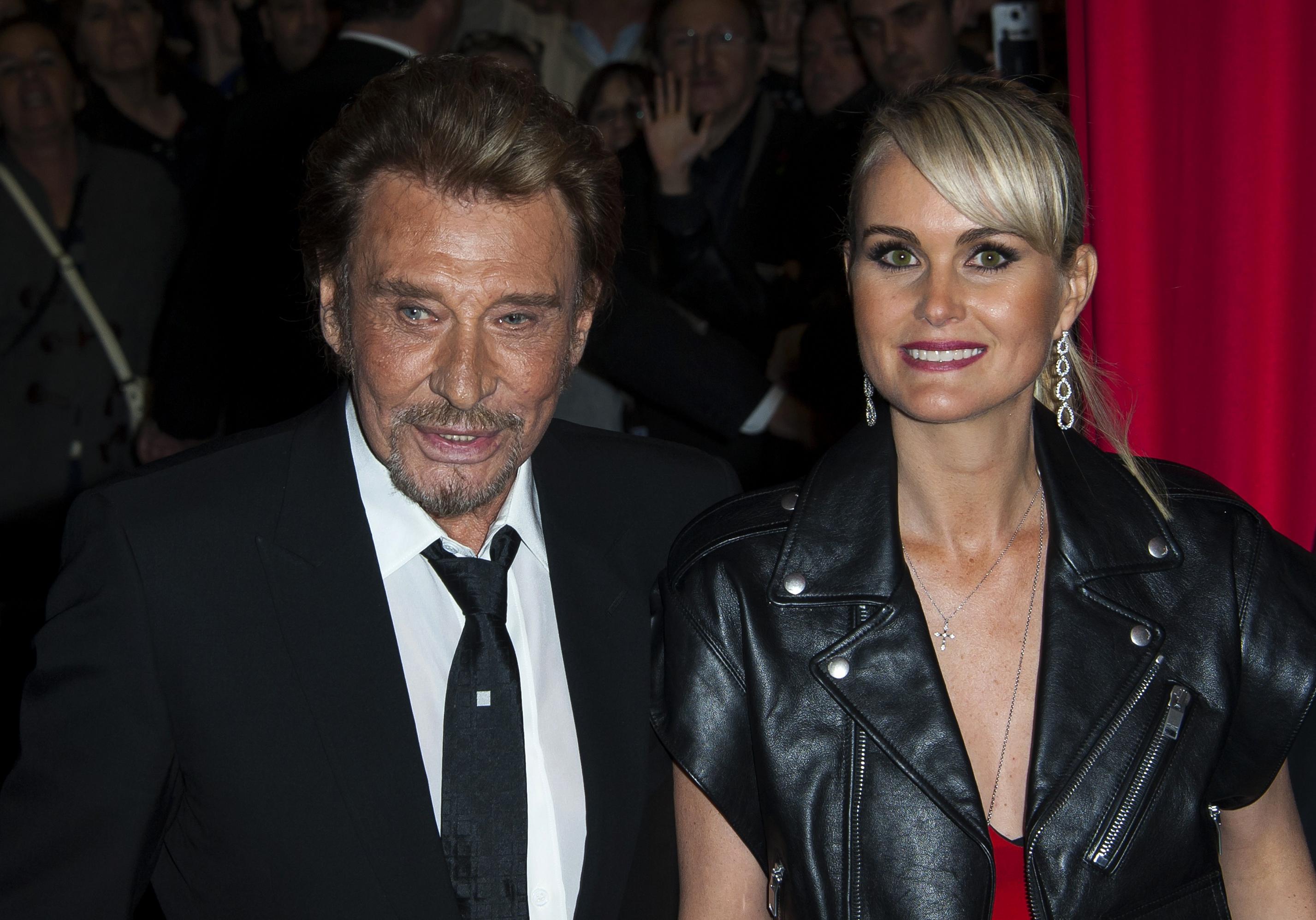 Laeticia Hallyday se faisait-elle passer pour Johnny en répondant à sa place aux SMS ? Un proche balance !