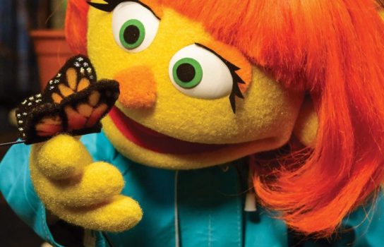  Parmi la bande de Sesame Street, Julia, la petite fille autiste, a séduit des millions de personnes à travers le monde