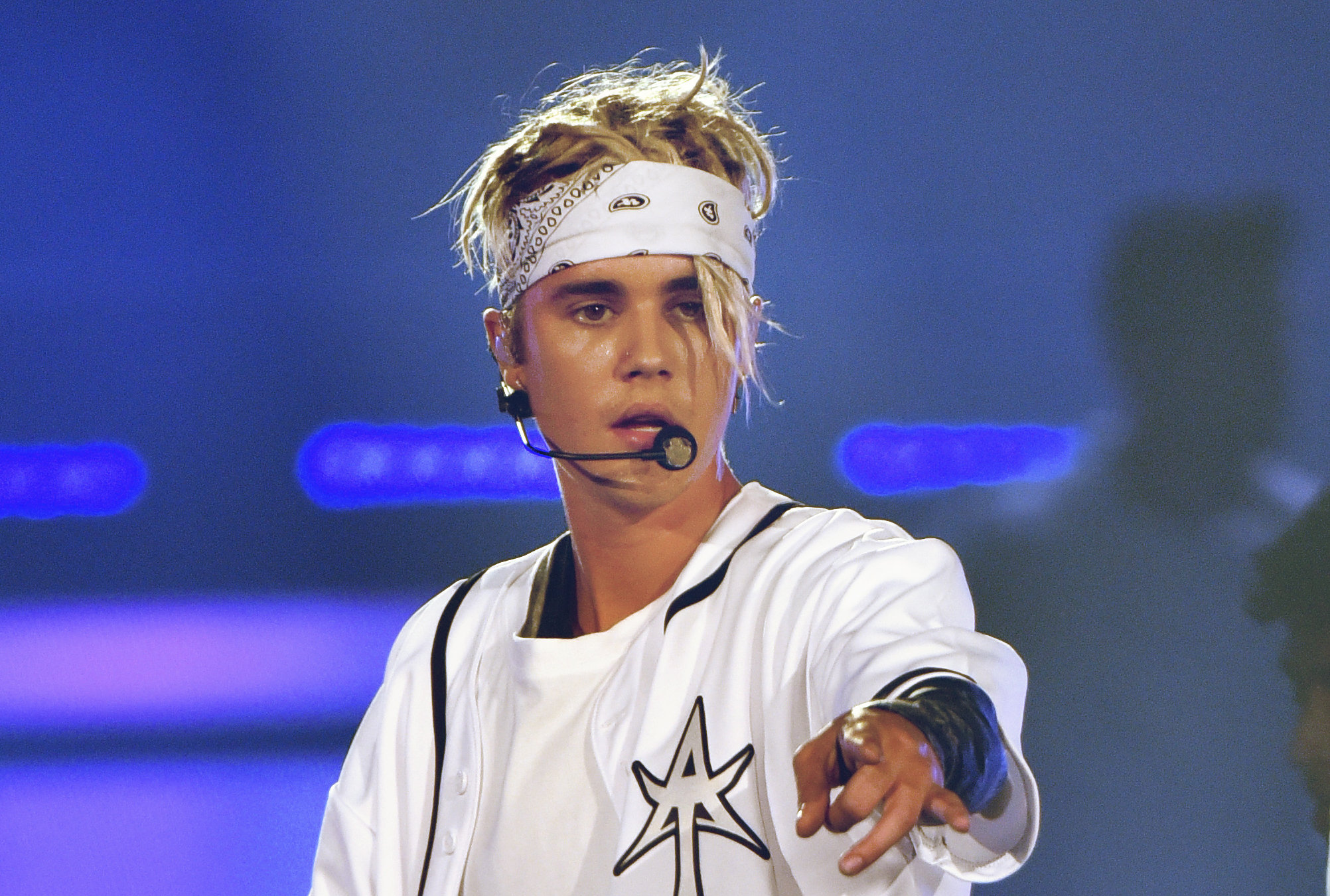 Justin Bieber : Agacé par un fan, il jette son téléphone par terre !