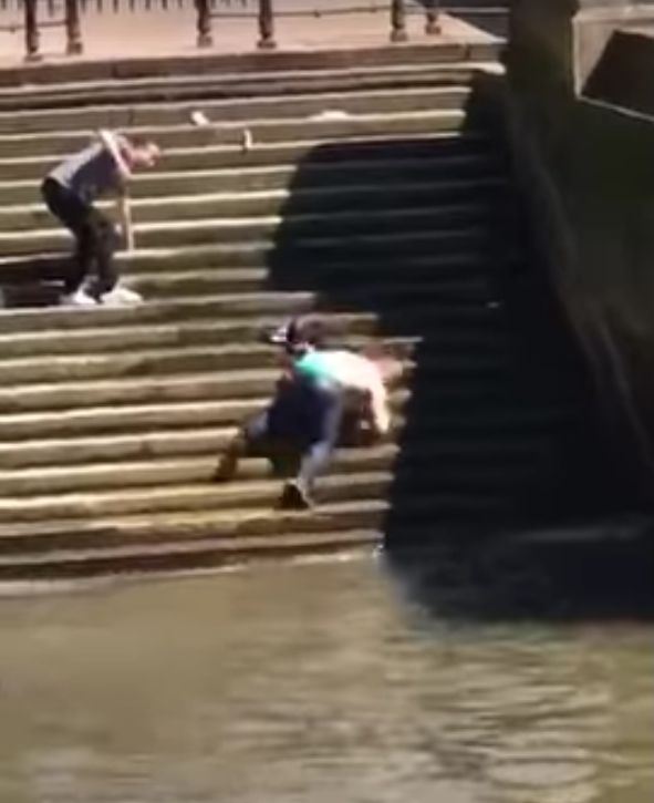 Oups ! Quand un homme glisse le long des escaliers... et se retrouve dans la Tamise !