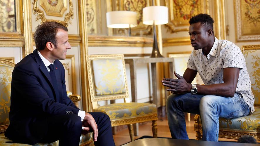 Emmanuel Macron salue le geste héroïque de Mamoudou Gassama et prend une décision exceptionnelle