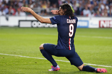 Edinson Cavani crée la polémique en posant à côté d'un sanglier qu'il a chassé