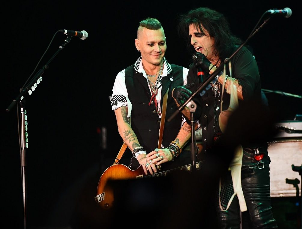 Johnny Depp méconnaissable lors d'un concert à Moscou