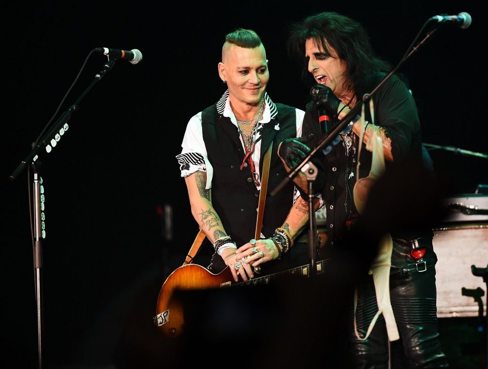 Johnny Depp méconnaissable lors d'un concert à Moscou