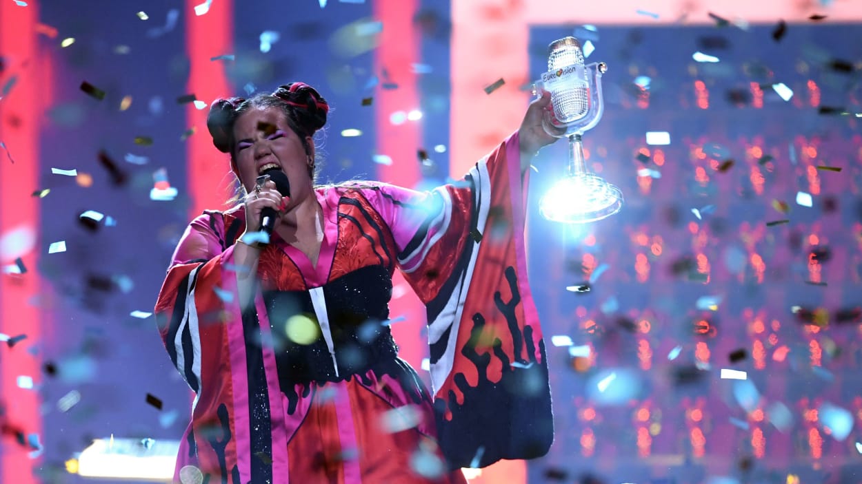 Eurovision 2018 : La gagnante Netta chute dans les escaliers après sa victoire !