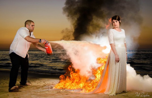 Un homme met le feu à la robe de mariée de sa femme, sa maison part en fumé