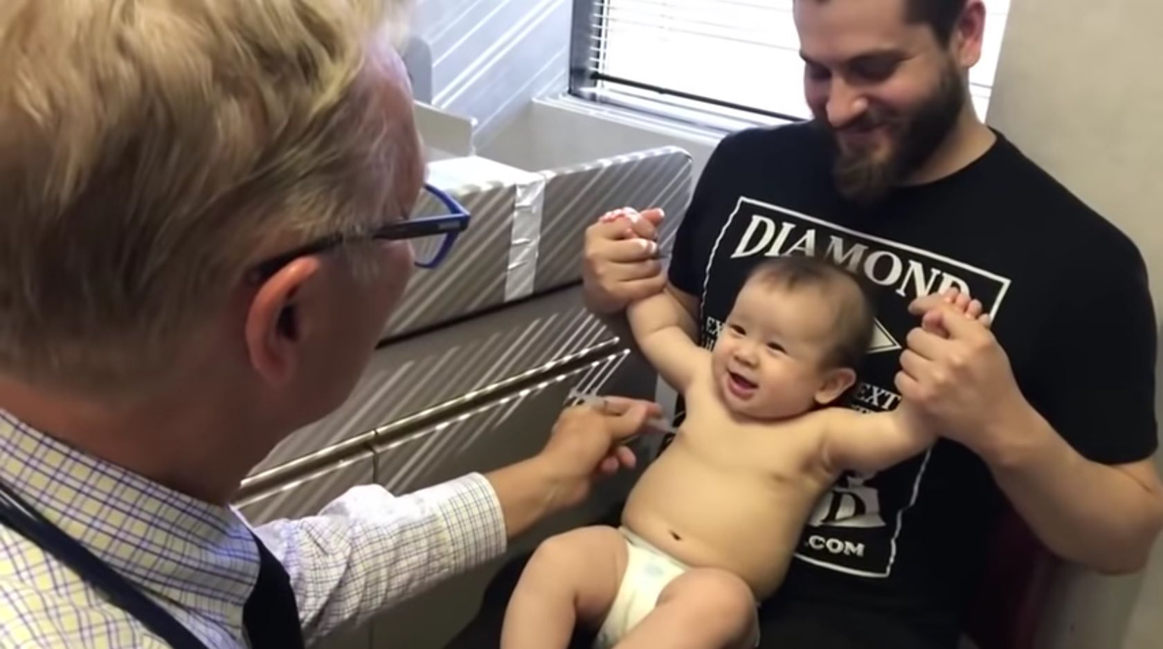 Regardez ce que ce pédiatre fait pour distraire les bébés lors des piqûres !