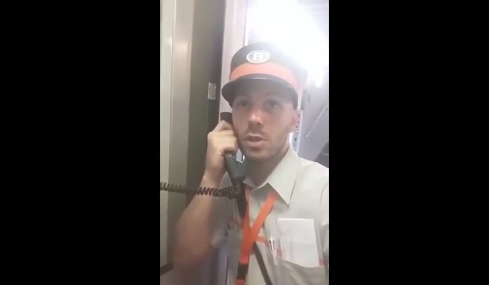 Ce contrôleur annonce l’arrivée en gare en 13 langues !