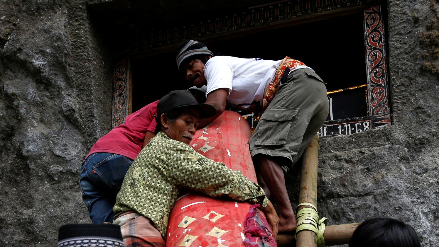 Indonésie : Un homme meurt écrasé par le cercueil de sa mère