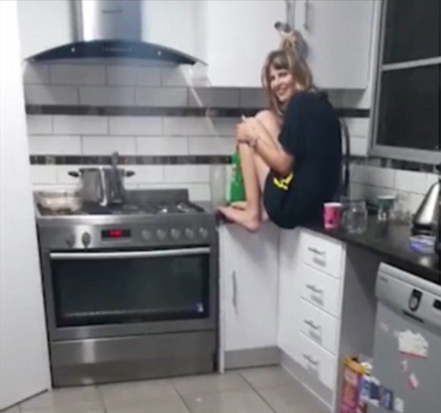 L’incroyable réaction de cette jeune femme face à une araignée