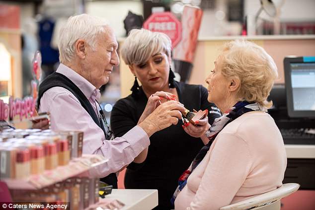 A 84 ans, il apprend le maquillage pour aider sa femme qui devient aveugle