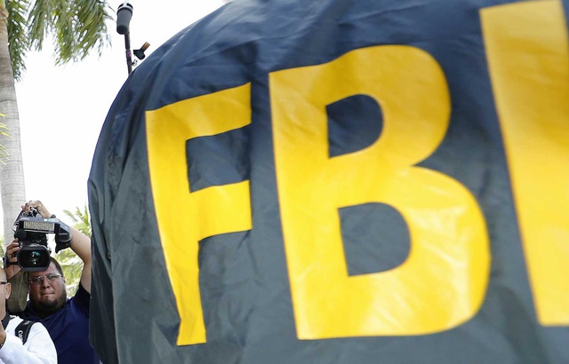Un agent du FBI fait un backflip dans un bar et tire sur un client