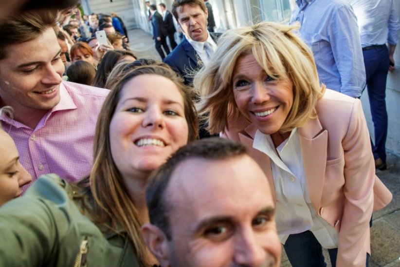 Fête de la musique : Quand Brigitte et Emmanuel Macron improvisent un pas de danse... sur de l'électro !