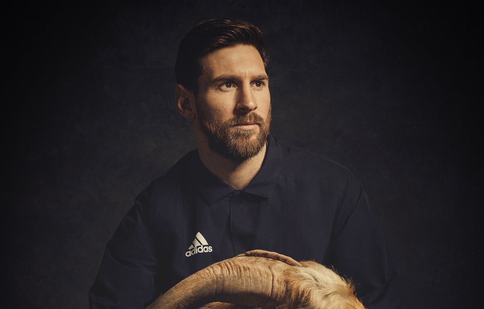 Pourquoi donc Lionel Messi pose-t-il en photo avec une chèvre ?