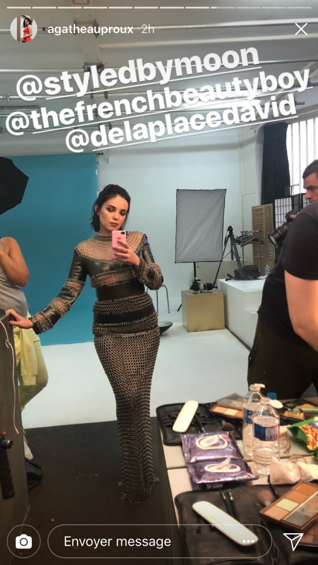 Agathe Auproux affiche un décolleté très sexy sur sa story Instagram !