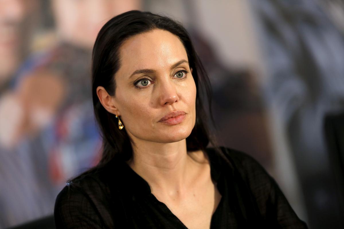 Angelina Jolie heureuse... après avoir viré son avocate !