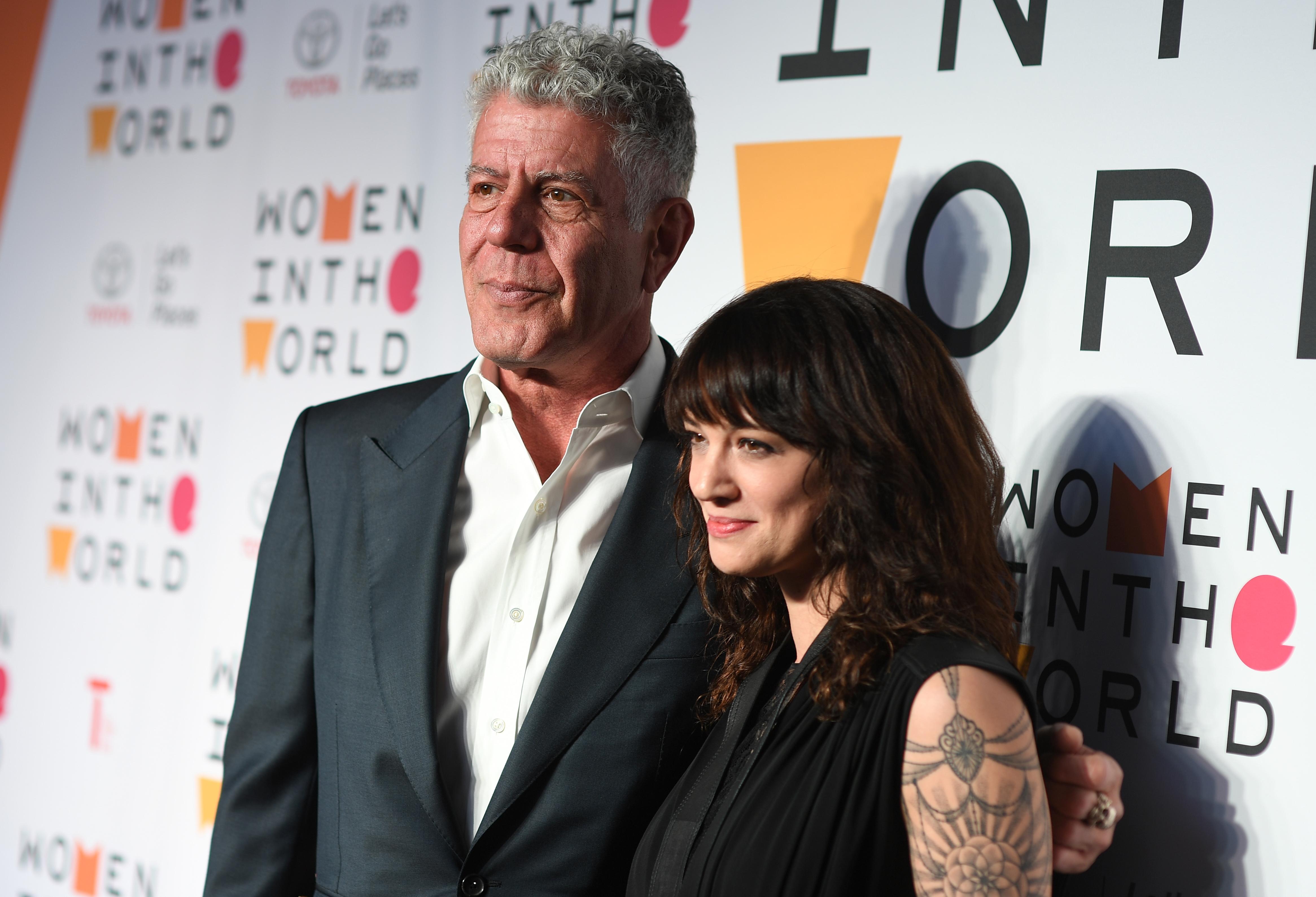 Suicide d’Anthony Bourdain : Le paparazzi qui a exposé la relation de sa petite amie avec Hugo Clément regrette !