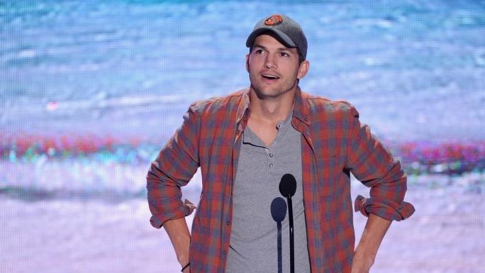 La drôle de raison pour laquelle Ashton Kutcher porte toujours une casquette