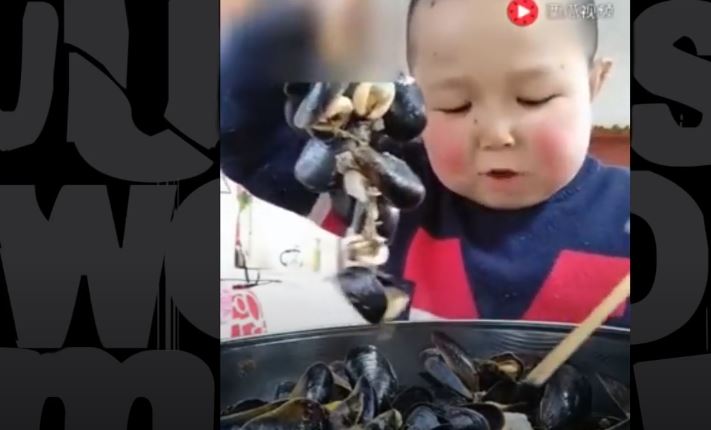 Chine : Poulet, insectes, poulpe... Un enfant peut absolument tout manger !