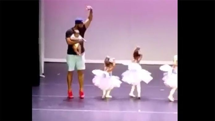 Effrayée lors de son premier ballet, son père monte sur scène pour l’aider !