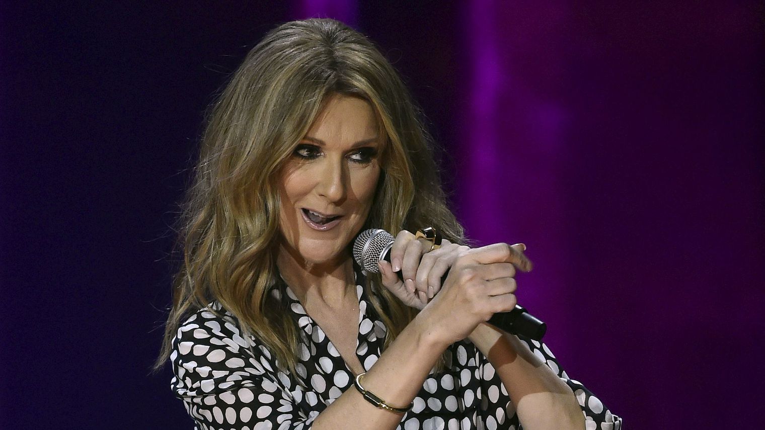 Céline Dion au top de sa forme : La chanteuse affiche ses gambettes de rêve !
