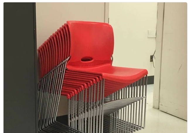 Ces chaises empilées vont vous torturer l'esprit !