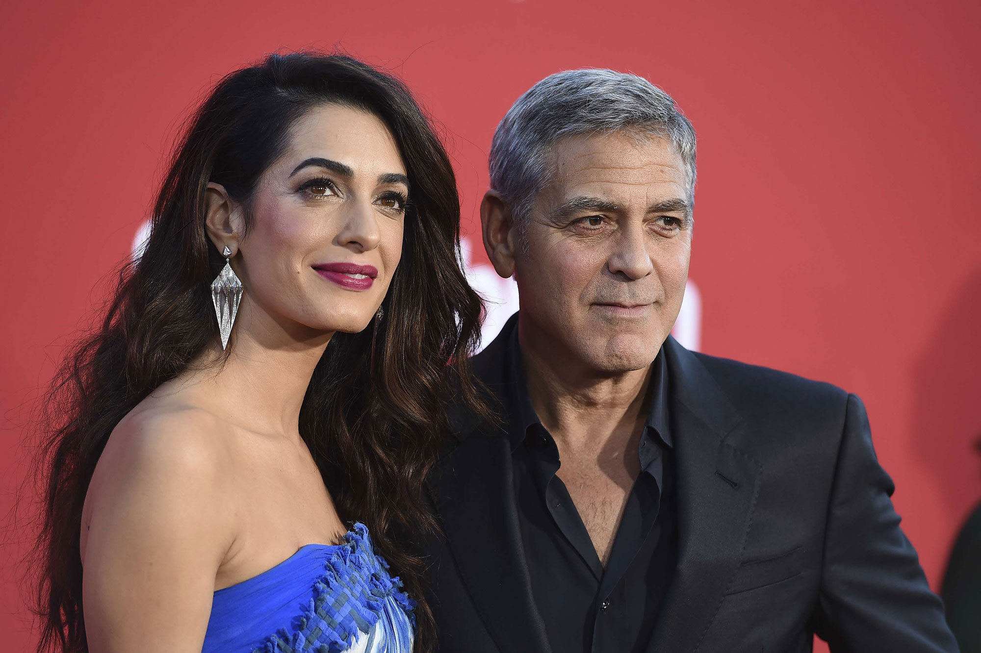 Amal et George Clooney  font un don de 100 000 dollars pour aider les enfants séparés de leurs parents