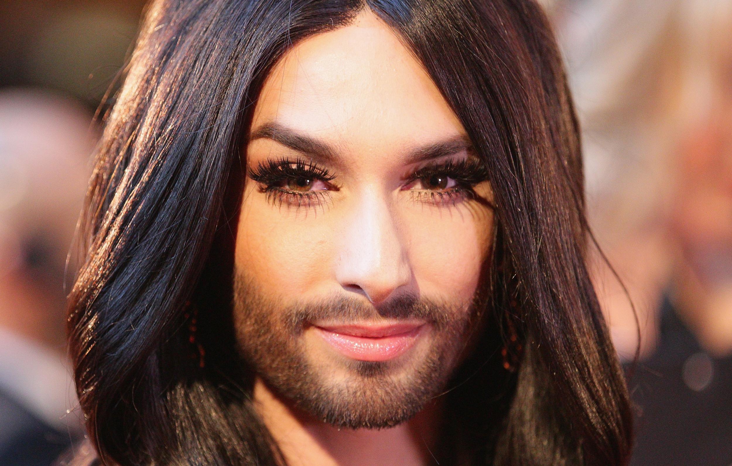 Conchita Wurst transformée : La gagnante de L’Eurovision 2014 change de look !