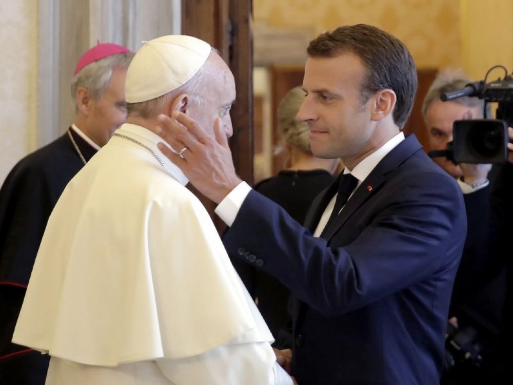 Emmanuel Macron face au pape François : Une rencontre entre petites blagues et accolades