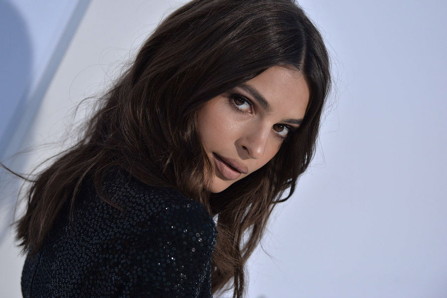 Emily Ratajkowski nue sous son manteau à Paris !